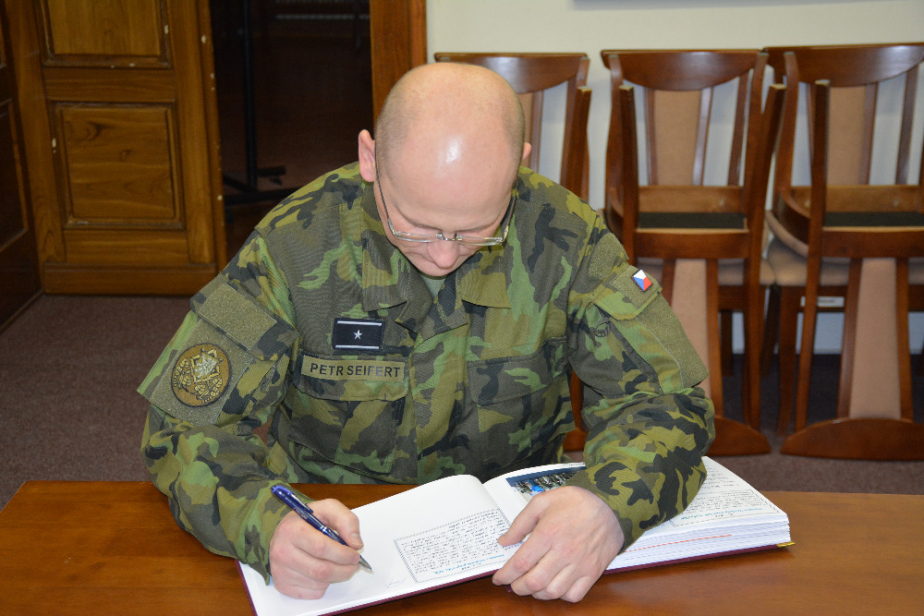 4._zapis_vrchniho_praporcika_acr_do_kroniky_pluku.jpg