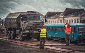 navádění vozidel na vlakovou soupravu