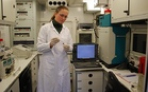 Analýza vzorků ve vojenské mobilní laboratoři