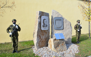 3._odhaleni_desky_gen._starkoce.jpg