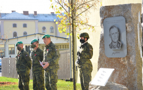 4._odhaleni_desky_gen._starkoce.jpg