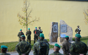 6._odhaleni_desky_gen._starkoce.jpg